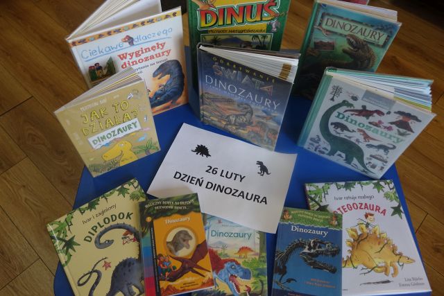 Na zdjęciu znajduje się 10 książek na temat dinozaurów oraz napis 26 luty Dzień Dinozaura