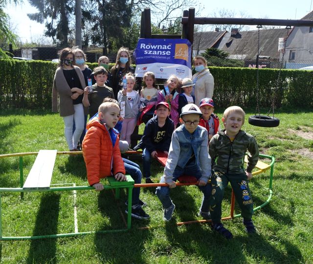 11 dzieci (6 siedzi na łódce, a reszta stoi) z grupy Słoneczka z Przedszkola z Oddziałami Integracyjnymi nr 1 w Słupcy, dyrektorka biblioteki i bibliotekarka oraz 2 uczennice szkoły podstawowej i wychowawczyni grupy