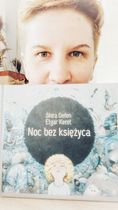 twarz kobiety od połowy zasłonięta książką