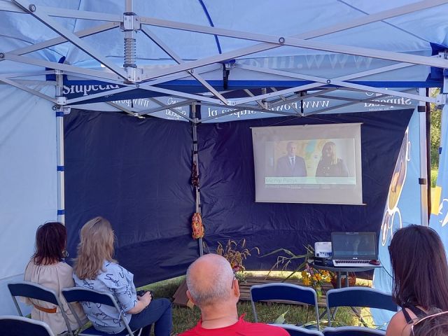 na ekranie wyświetlany film