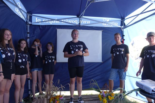 8 osób w granatowych koszulkach