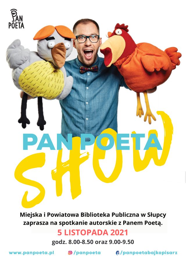 Na białym tle postać męska z pacynkami w dłoniach. Po prawej stronie czerwona pacynka koguta, a po lewej żółta kura. Mężczyzna w niebieskiej koszuli, na nosie okulary.