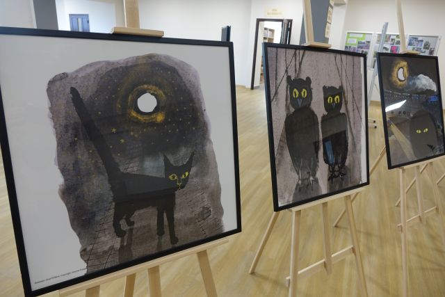 ramki ze zdjęciami - dwie czarne sowy i czarny kot, na sztalugach