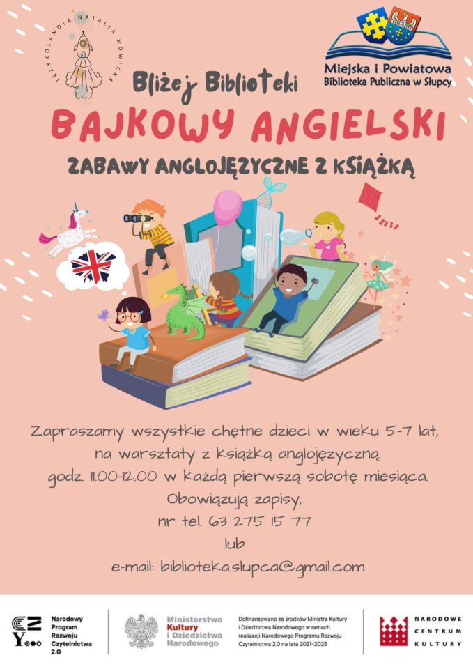 Na różowym tle w środkowej częsci plakatu książki kolorowe, na nich rysunki dzieci w kolorowych strojach, w prawym górnym rogu logo biblioteki - rozłożona książka, na niej herb z niebieskim tłęm i żółtym krzyżem oraz herb dolna część niebieska z żółtym krzyżem i żółtymi gwiazdkami, górna część na czerwonym tle biały orzeł