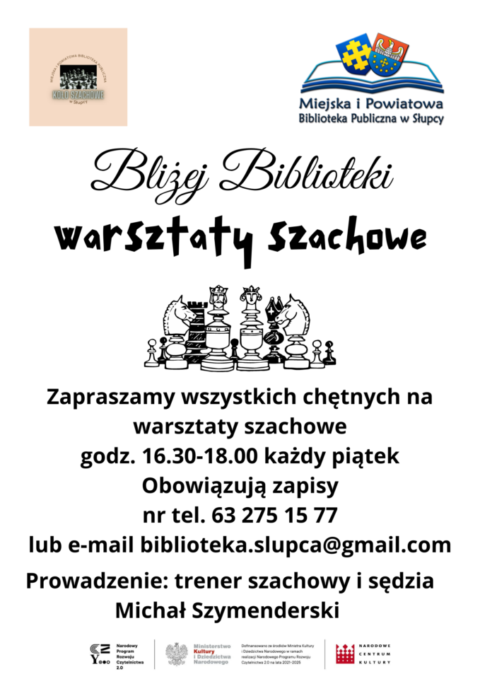 na białym tle w środkowej części plakatu białe figurki szachowe, w lewym górnym rogu na różowym tle figurki szachowe, w prawym górnym rogu rozłożonba książka, a na nej herb na niebieskim tle żółty krzyż i herb na niebieskim tle żółty krzyż i żółte gwiazdki, u góry herbu na czerwonym tle biały orzeł