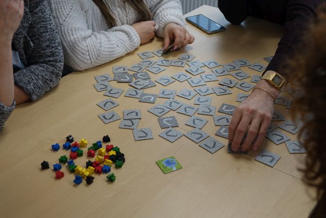 na stole rozsypane karty do gry planszowej