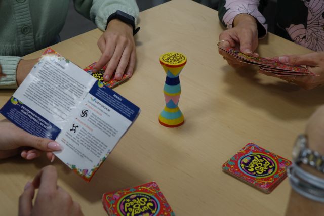 na stole rozłożona gra planszowa