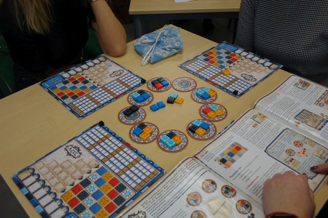 Na stole rozłożona gra planszowa