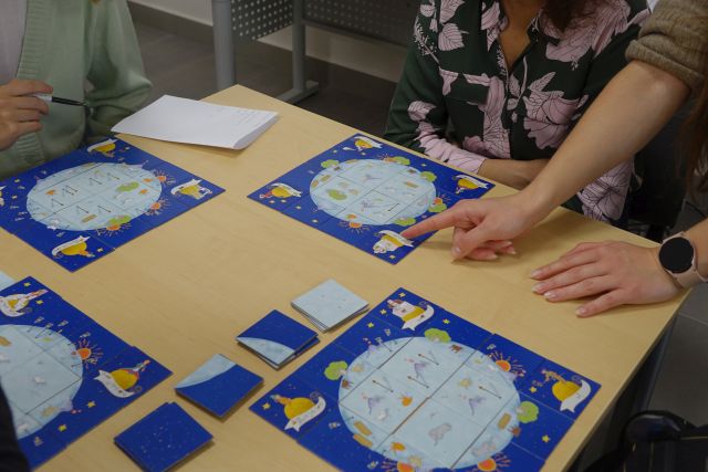 Na stole rozłożona gra planszowa