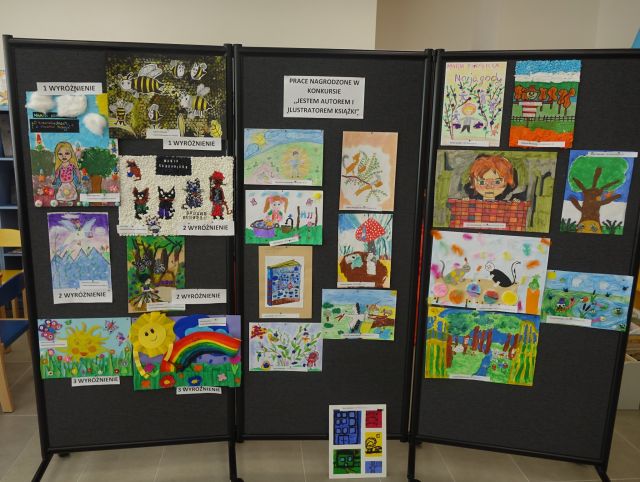 na czarnej tablicy wiszą rysunki z podpisami