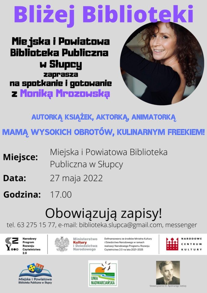 na fioletowym tle w prawym górnym rogu u śmiechnięta kobieta w jasnych włosach i czarnej sukience