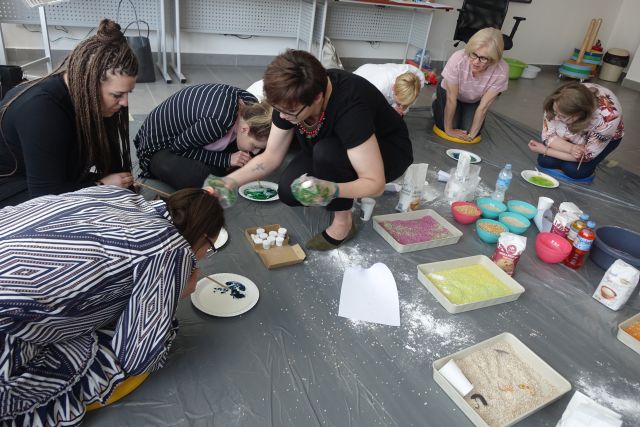 uczesiedzą na siwej podłodze, w papierowych talerzykach mleko i rurkami rozdmuchują na nim farbki stniczki szkolenia 