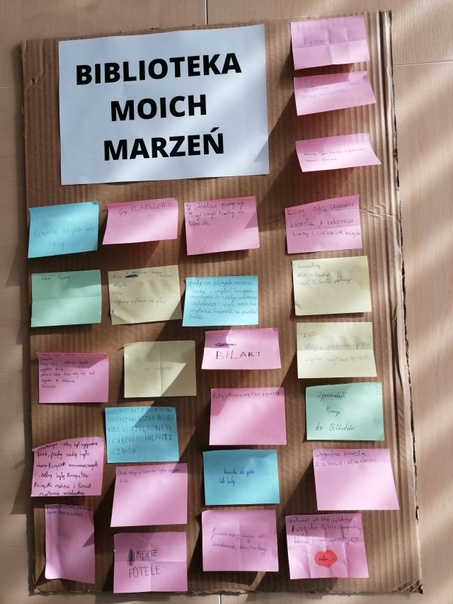 na karteczkach spisane przez dzieci hasła na temat biblioteki marzeń