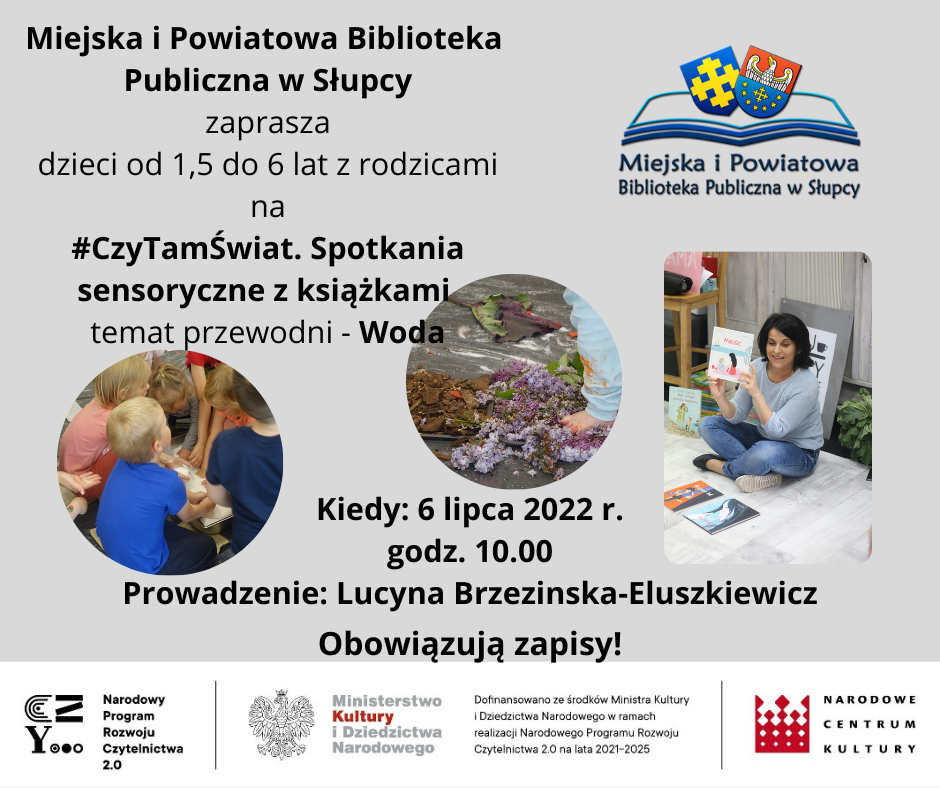 na siwym tle z prawej strony kobieta siedząca trzyma w dłoniach książkę, po środku stopy małego dziecka chodzące po roślinach, z lewej strony dzieci pochylone nad tackami z materiałami sypkimi