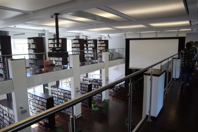 widok z balkonu na regały z ksiązkami