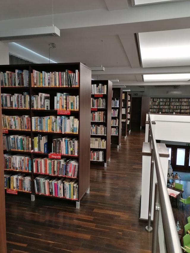 brązowe regały z książkami