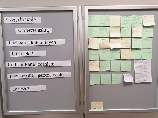 na karteczkach czytelnicy spisali życzenia wzlędem biblioteki