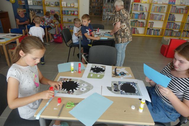 na stole leżą wycięte z gazet i kartek rekiny