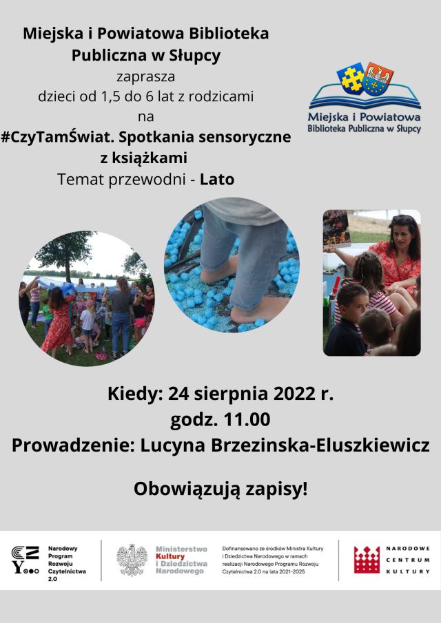 na siwym tle informacje o warsztatach oraz zdjęcia w trzech kółkach. W pierwszym dzieci pod folią trzymaną przez rodziców, na drugim stopy dziecka stąpające po niebieskich kulkach, na trzecim kobieta czytająca książkę siedzi przed dziećmi