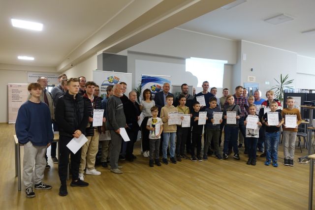 laureaci turnieju stoją z dyplomami i pięciu z pucharami