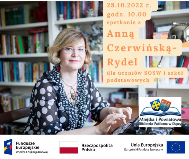kobieta w blond włosach i niebieskiej bluzce w kropki, na nosie ma okulary siedzi przed maszyną do pisania, w tle regały z książkami