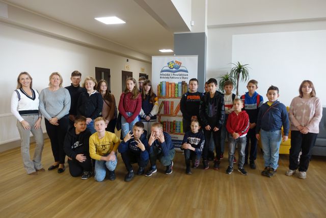 młodzież w pierwszy rzędzie kuca na podłodze, w drugim rzędzie stoi