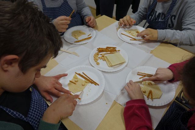 na paierowych talerzykach koty wykonane z wafelków, biszkoptów i paluszków