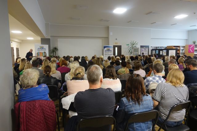 uczestnicy spotkania siedzą na krzesłąch