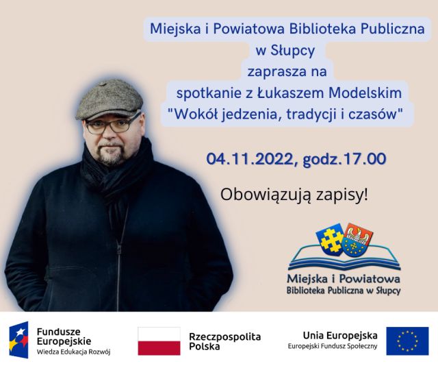 na różowym tle z lewej strony mężczyzna ubrany na czarno w siwej czapce