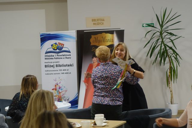 dwie kobiety ściskają się