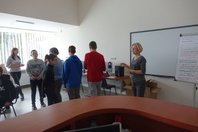 młodzież w sali komputerowej