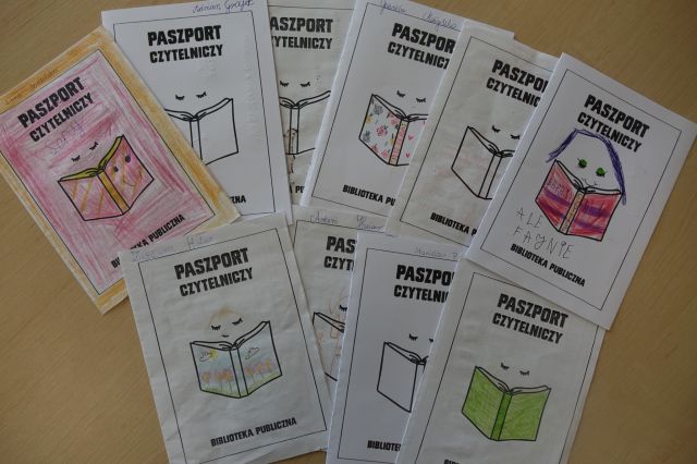 kartki papieru z narysowaną książką