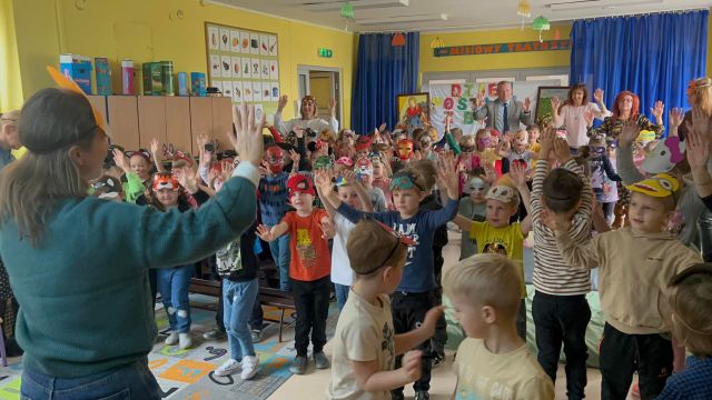 dzieci tańczą, w tle sala przedszkolna