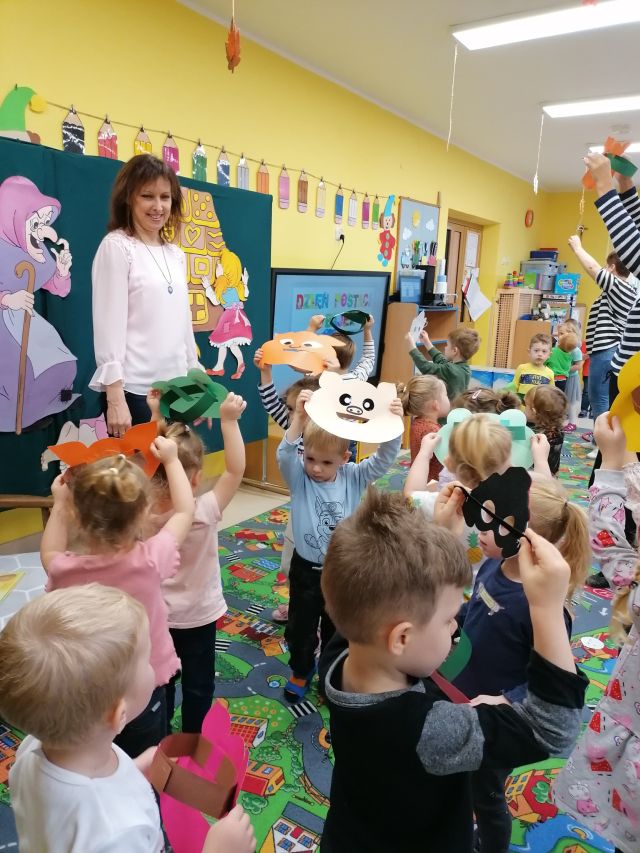 dzieci z opiekunkami tańczą 