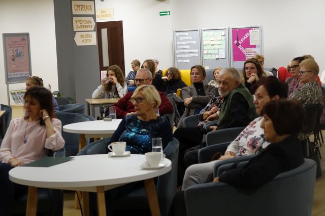 uczestnicy spotaknia siedzą przy stolikach