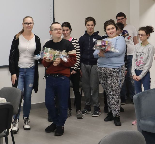 młodzież z prezenatmi herbacianymi