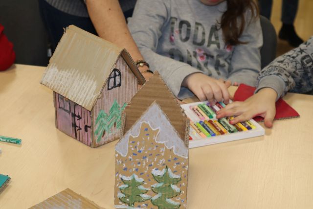 na stoliku stoją dwa domki wykonane przez dzieci