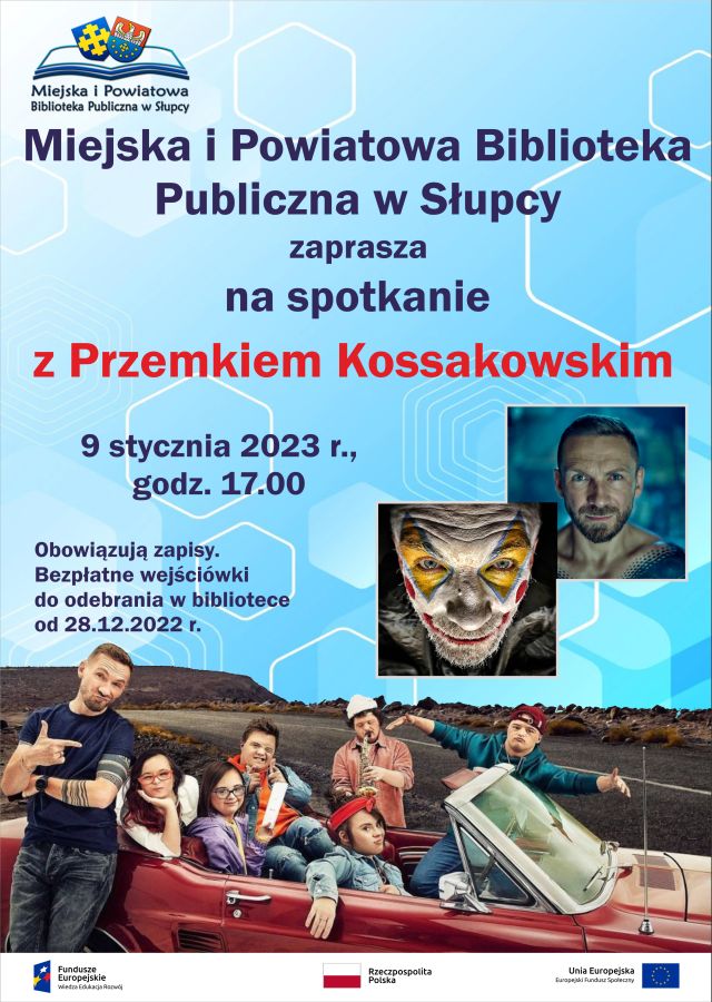 na niebieskim tle z prawej strony twarz mężczyzny, obok maska mężczyzny, u dołu mężczyzna w granatowej koszulce, oparty o czerwony samochód , w którym siedzi 6 osób