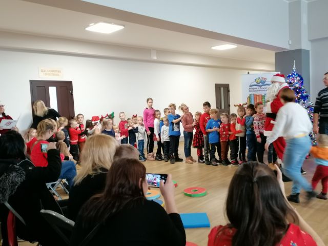 dzieci i dorośli bawią się w lokomotywę