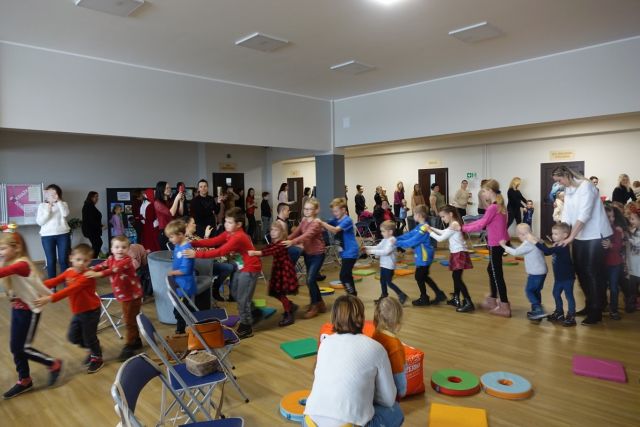 uczestnicy spotkania bawią się w lokomotywę