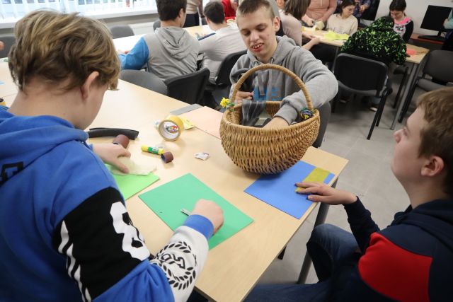 młodzież wykleja kartki różnymi materiałami