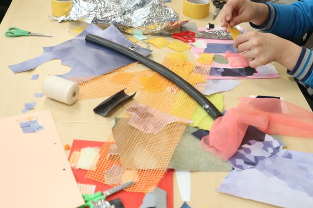 na stole leżą różne kawałki materiałów