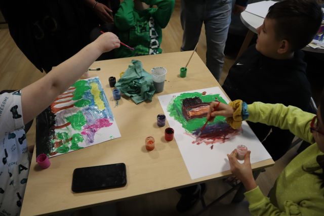 rysunki wykonane farbami