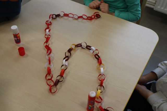 kolorowy łańcuch na choinkę