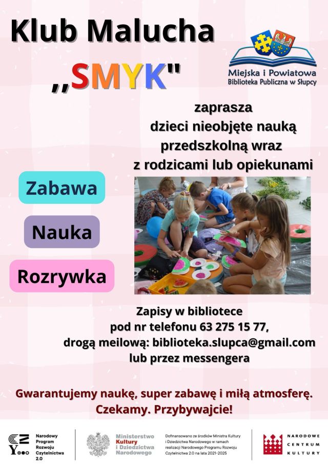 na plakacie informacje o klubie i zdjęcie dzieci bawiących się na podłodze