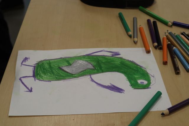 ilustracja przedstawiająca namalowaną na zielono skarpetę