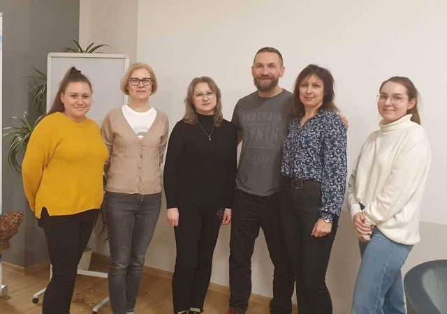 5 kobiet i mżężczyna pozują do zdjęcia