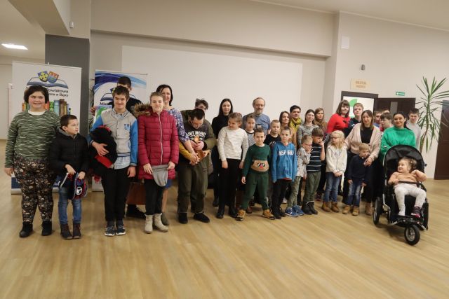uczestnicy warsztatów pozują do zdjęcia z ilustratorem