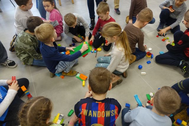dzieci budują z klocków LEGO