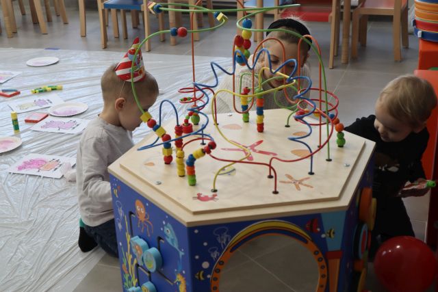 dzieci bawią się domkiem sensorycznym